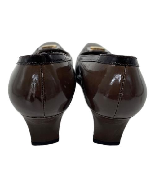 Salvatore Ferragamo（サルヴァトーレ フェラガモ）Salvatore Ferragamo (サルヴァトーレ フェラガモ) エナメルパンプス カーキ サイズ:5の古着・服飾アイテム