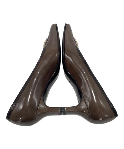 Salvatore Ferragamo（サルヴァトーレ フェラガモ）Salvatore Ferragamo (サルヴァトーレ フェラガモ) エナメルパンプス カーキ サイズ:5の古着・服飾アイテム