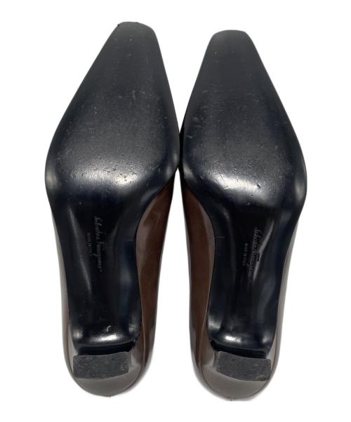 Salvatore Ferragamo（サルヴァトーレ フェラガモ）Salvatore Ferragamo (サルヴァトーレ フェラガモ) エナメルパンプス カーキ サイズ:5の古着・服飾アイテム