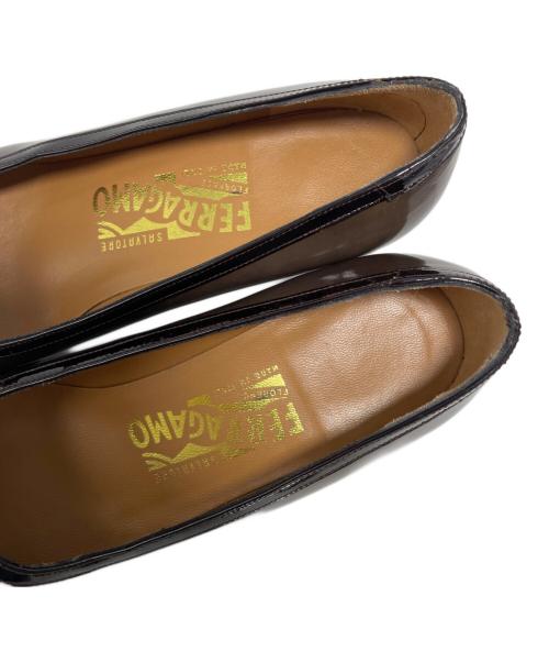 Salvatore Ferragamo（サルヴァトーレ フェラガモ）Salvatore Ferragamo (サルヴァトーレ フェラガモ) エナメルパンプス カーキ サイズ:5の古着・服飾アイテム