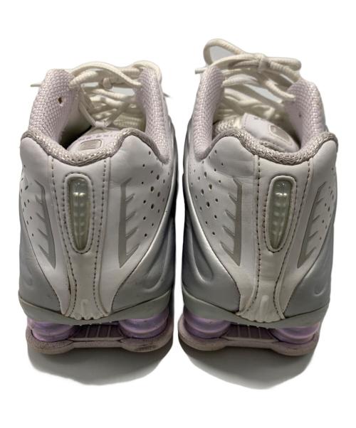 NIKE（ナイキ）NIKE (ナイキ) スニーカー ホワイト×シルバー サイズ:25cmの古着・服飾アイテム