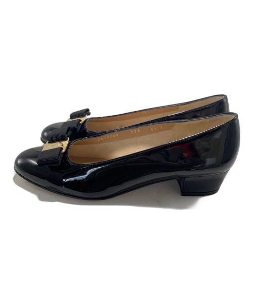 Salvatore Ferragamo（サルヴァトーレ フェラガモ）Salvatore Ferragamo (サルヴァトーレ フェラガモ) エナメルリボンパンプス ブラック サイズ:SIZE 6.5の古着・服飾アイテム