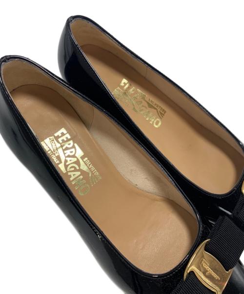 Salvatore Ferragamo（サルヴァトーレ フェラガモ）Salvatore Ferragamo (サルヴァトーレ フェラガモ) エナメルリボンパンプス ブラック サイズ:SIZE 6.5の古着・服飾アイテム
