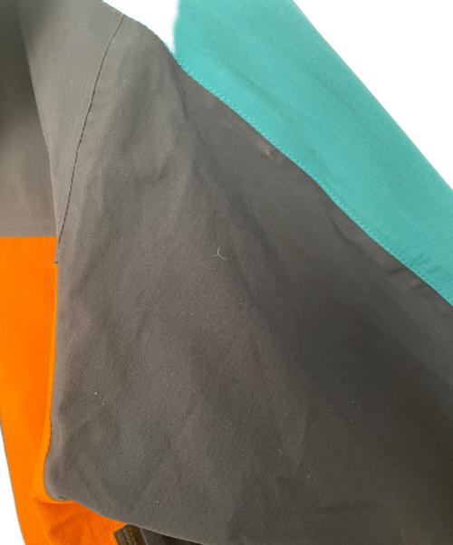 MOUNTAIN HARD WEAR（マウンテンハードウェア）MOUNTAIN HARD WEAR (マウンテンハードウェア) マウンテンパーカー ブラック×オレンジ サイズ:Sの古着・服飾アイテム