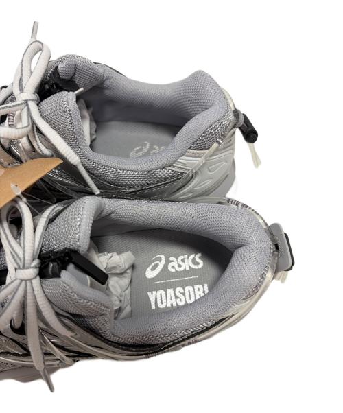 asics（アシックス）asics (アシックス) スニーカー グレー×シルバー サイズ:26.5 未使用品の古着・服飾アイテム