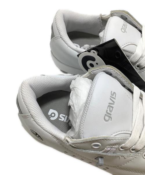 GRAVIS（グラビス）GRAVIS (グラビス) スニーカー ホワイト×グレー サイズ:23.5 未使用品の古着・服飾アイテム