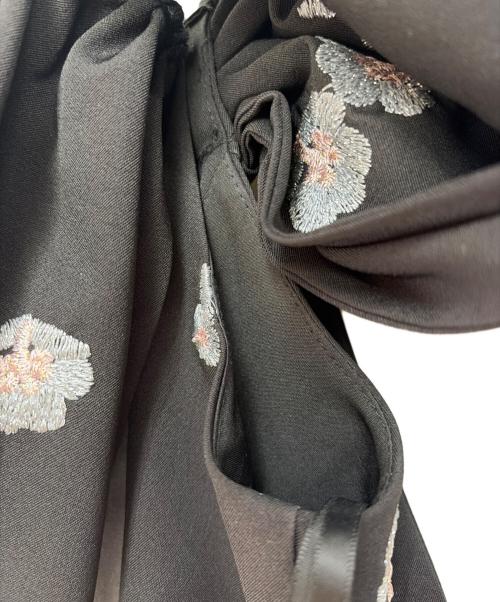 et.UNiVER（エトユニベール）et.UNiVER (エトユニベール) Petal Embroidery Setup Pants Dress ブラック サイズ:Lの古着・服飾アイテム