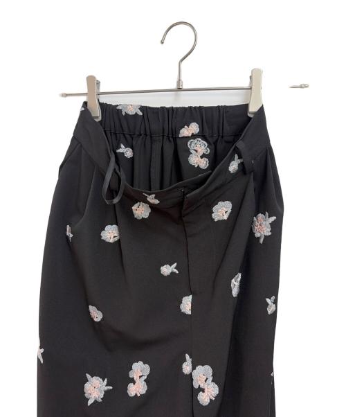 et.UNiVER（エトユニベール）et.UNiVER (エトユニベール) Petal Embroidery Setup Pants Dress ブラック サイズ:Lの古着・服飾アイテム