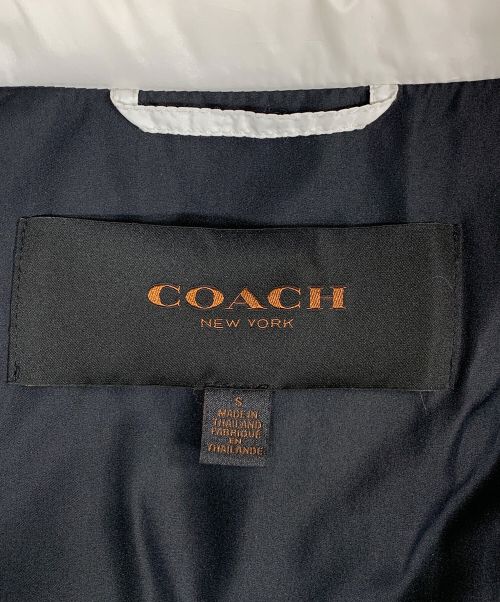 COACH（コーチ）COACH (コーチ) ダウンコート ホワイト サイズ:Sの古着・服飾アイテム