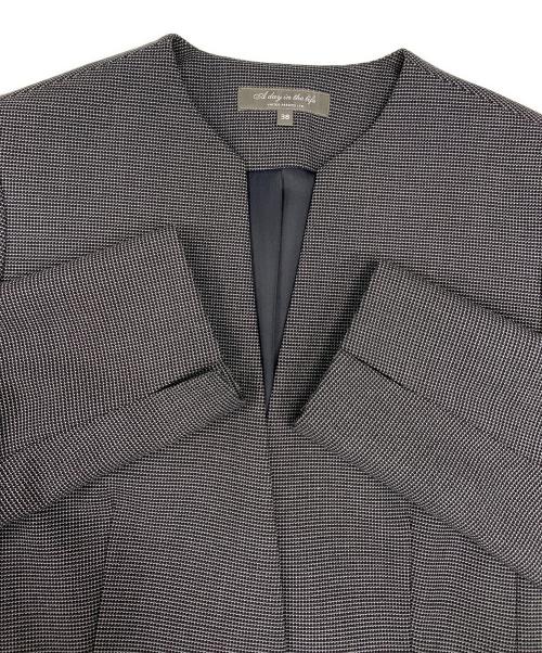 a day in the life（ア デイ イン ザ ライフ）a day in the life (ア デイ イン ザ ライフ) セットアップ(キーネックジャケット・スカート) グレー サイズ:38の古着・服飾アイテム