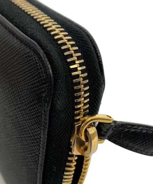 PRADA（プラダ）PRADA (プラダ) サフィアーノ ラウンドファスナーリボンウォレット ブラックの古着・服飾アイテム