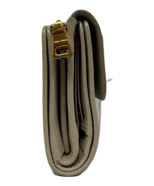 MIU MIU（ミュウミュウ）MIU MIU (ミュウミュウ) 2つ折り財布の古着・服飾アイテム