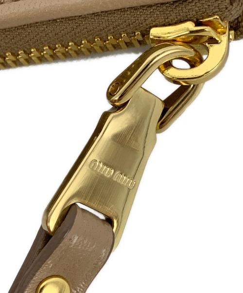 MIU MIU（ミュウミュウ）MIU MIU (ミュウミュウ) フラグメントケース ベージュの古着・服飾アイテム