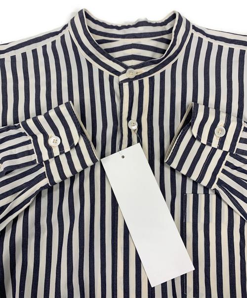 COMOLI（コモリ）COMOLI (コモリ) ロンドンストライプ バンドカラーシャツ ホワイト×グレー 未使用品の古着・服飾アイテム