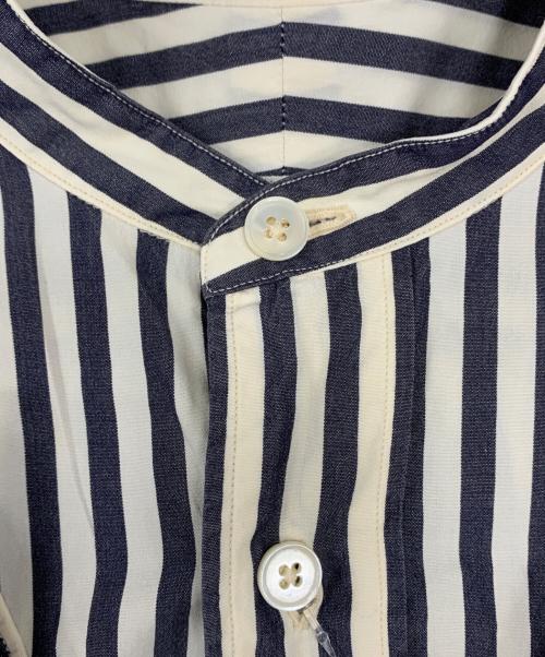COMOLI（コモリ）COMOLI (コモリ) ロンドンストライプ バンドカラーシャツ ホワイト×グレー 未使用品の古着・服飾アイテム