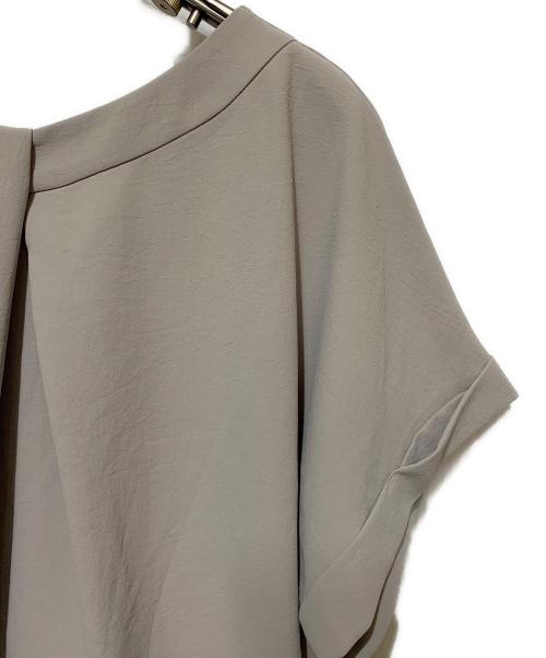 UNTITLED（アンタイトル）UNTITLED (アンタイトル) リラクミスト2WAYブラウス ベージュ サイズ:M 未使用品の古着・服飾アイテム