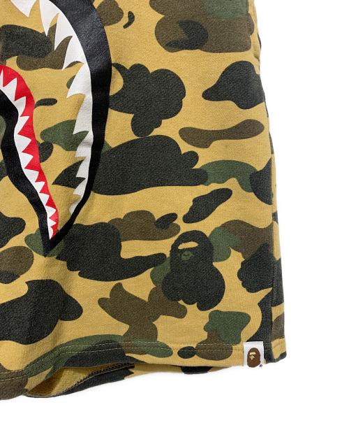 A BATHING APE（ア ベイシング エイプ）A BATHING APE (ア ベイシング エイプ) SHARK SWEAT SHORTS ベージュ×グリーン サイズ:Mの古着・服飾アイテム