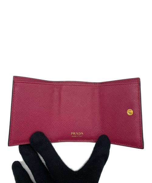 PRADA（プラダ）PRADA (プラダ) サフィアーノレザー3つ折り財布 ブラック×ピンクの古着・服飾アイテム