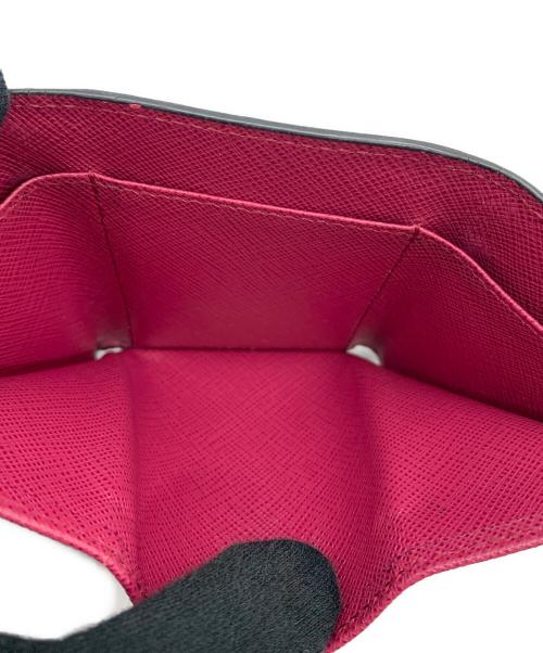 PRADA（プラダ）PRADA (プラダ) サフィアーノレザー3つ折り財布 ブラック×ピンクの古着・服飾アイテム