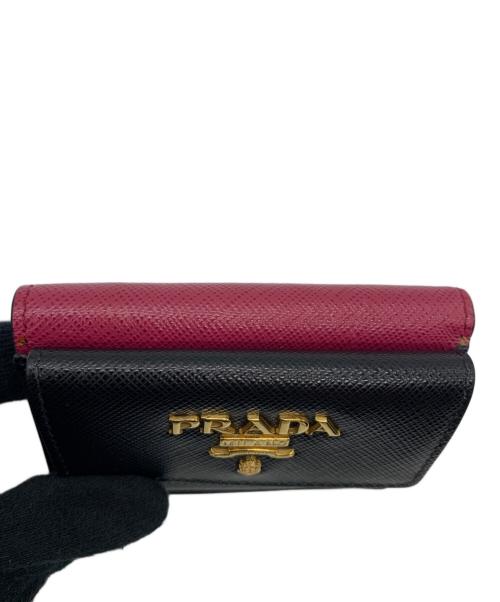 PRADA（プラダ）PRADA (プラダ) サフィアーノレザー3つ折り財布 ブラック×ピンクの古着・服飾アイテム