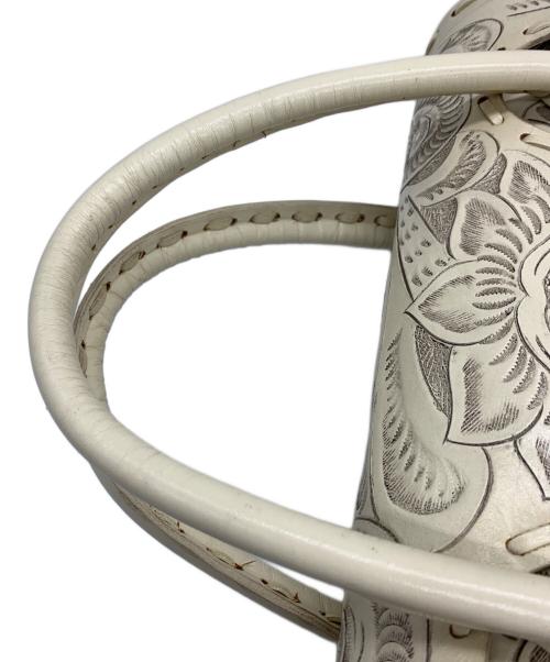 Carving Tribes（カービングトライブス）CARVING TRIBES (カービングトライブス) ハンドバッグ ホワイトの古着・服飾アイテム