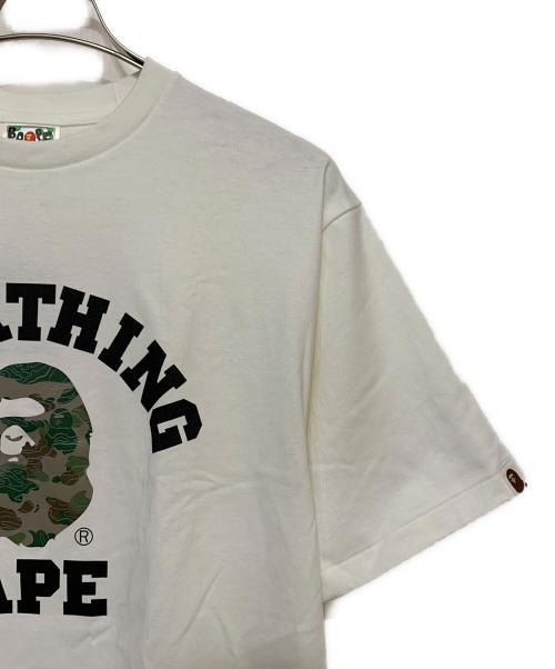 A BATHING APE（アベイシングエイプ）A BATHING APE (ア ベイシング エイプ) CAMO COLLEGE TEE ホワイト サイズ:XL 未使用品の古着・服飾アイテム