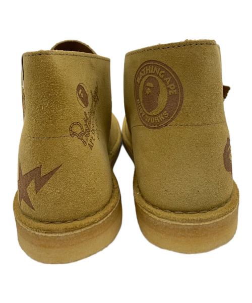 CLARKS ORIGINALS（クラークス オリジナルズ）Clarks Originals (クラークス オリジナルズ) A BATHING APE (ア ベイシング エイプ) スウェードシューズ ベージュ サイズ:26.5の古着・服飾アイテム
