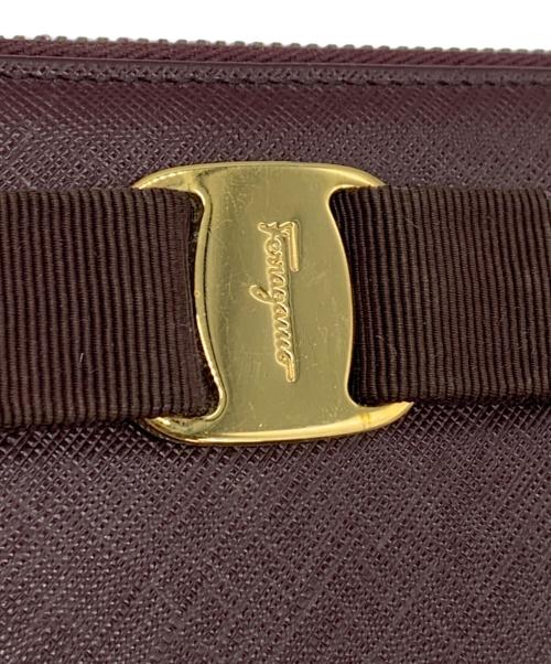 Salvatore Ferragamo（サルヴァトーレ フェラガモ）Salvatore Ferragamo (サルヴァトーレ フェラガモ) ヴァラリボン長財布 ブラウンの古着・服飾アイテム