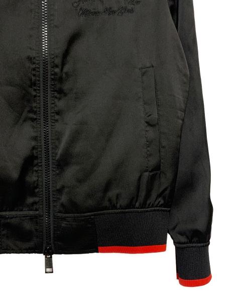 ARMANI EXCHANGE（アルマーニ エクスチェンジ）ARMANI EXCHANGE (アルマーニ エクスチェンジ) バックパームツリープリント サテンジャンパー ブラック×レッド サイズ:XSの古着・服飾アイテム