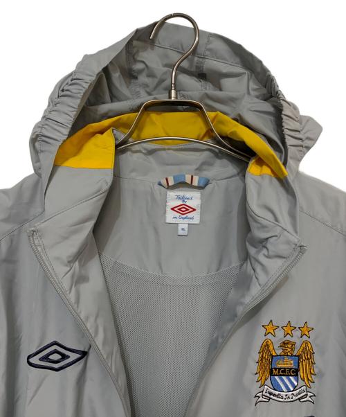 UMBRO（アンブロ）UMBRO (アンブロ) MCFC ETIHAD フーデッドジャケット グレー サイズ:XL/ASIA XXLの古着・服飾アイテム