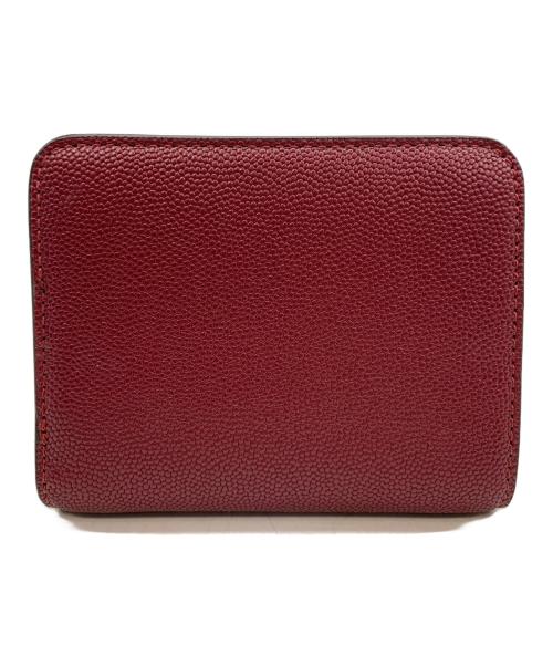 Marc by Marc Jacobs（マークバイマークジェイコブス）Marc by Marc Jacobs (マークバイマークジェイコブス) コンパクトウォレット バーガンディー（605 ポメグラネイト） 未使用品の古着・服飾アイテム
