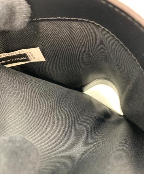 Marc by Marc Jacobs（マークバイマークジェイコブス）Marc by Marc Jacobs (マークバイマークジェイコブス) コンパクトウォレット バーガンディー（605 ポメグラネイト） 未使用品の古着・服飾アイテム