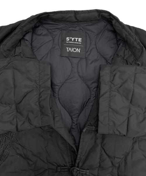 s'yte（サイト）S'YTE (サイト) TAION (タイオン) SOUVENIR EMBROIDERED QUILTED DOWN CHINA JACKET ブラック サイズ:2の古着・服飾アイテム