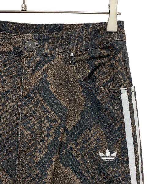 adidas（アディダス）adidas (アディダス) スネークプリント デニム ルーズ パンツ ブラウン×ブラック サイズ:2830の古着・服飾アイテム