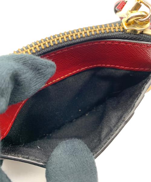 MARC JACOBS（マークジェイコブス）MARC JACOBS (マークジェイコブズ) パス・コインケース ブラック×レッドの古着・服飾アイテム