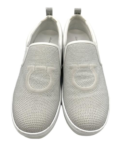 Salvatore Ferragamo（サルヴァトーレ フェラガモ）Salvatore Ferragamo (サルヴァトーレ フェラガモ) スリッポン ホワイト×シルバー サイズ:8の古着・服飾アイテム