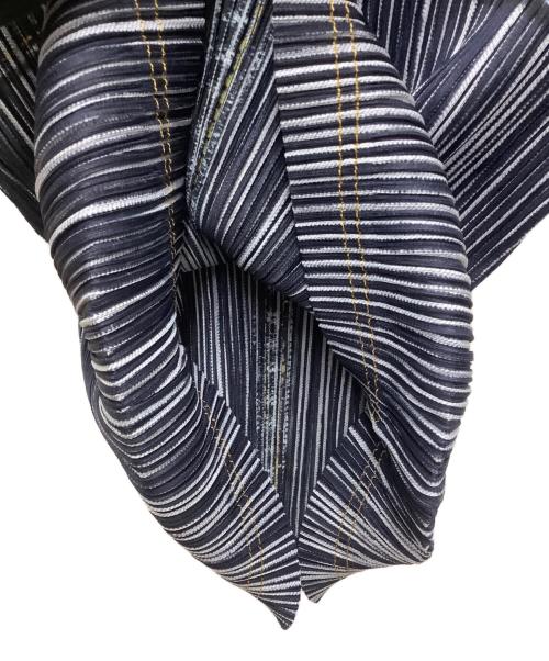 PLEATS PLEASE ISSEY MIYAKE（プリーツプリーズ イッセイミヤケ）PLEATS PLEASE ISSEY MIYAKE (プリーツプリーズ イッセイミヤケ) ■デニム転写プリーツブラウス ネイビー×ホワイト サイズ:3の古着・服飾アイテム