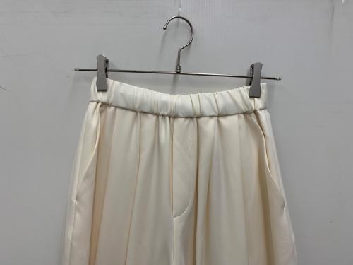 apart by lowrys（アパートバイローリーズ）apart by lowrys (アパートバイローリーズ) スラックスボリュームパンツ アイボリー サイズ:S 未使用品の古着・服飾アイテム