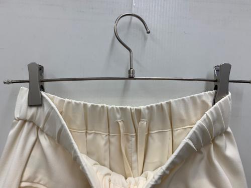 apart by lowrys（アパートバイローリーズ）apart by lowrys (アパートバイローリーズ) スラックスボリュームパンツ アイボリー サイズ:S 未使用品の古着・服飾アイテム