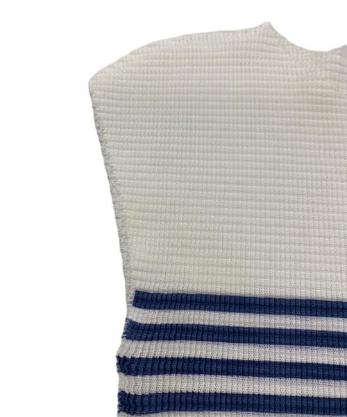 me ISSEY MIYAKE（ミーイッセイ ミヤケ）me ISSEY MIYAKE (ミーイッセイ ミヤケ) ■ノースリーブプリーツカットソー ホワイト×ブルー サイズ:ーの古着・服飾アイテム