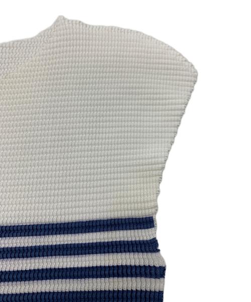 me ISSEY MIYAKE（ミーイッセイ ミヤケ）me ISSEY MIYAKE (ミーイッセイ ミヤケ) ■ノースリーブプリーツカットソー ホワイト×ブルー サイズ:ーの古着・服飾アイテム