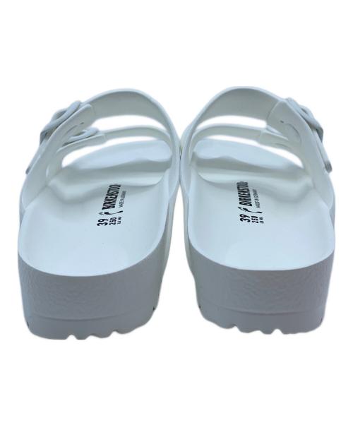 BIRKENSTOCK（ビルケンシュトック）BIRKENSTOCK (ビルケンシュトック) ストラップサンダル ホワイト サイズ:25 未使用品の古着・服飾アイテム