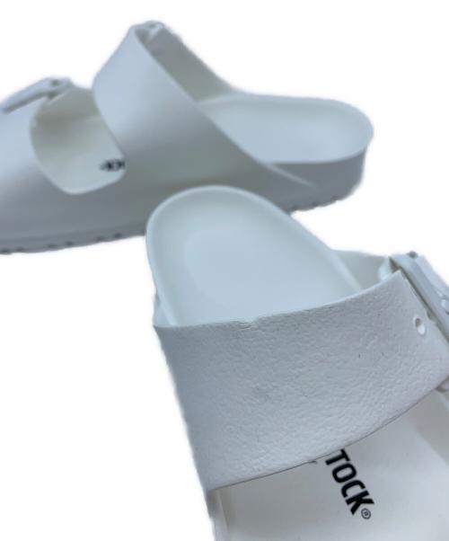 BIRKENSTOCK（ビルケンシュトック）BIRKENSTOCK (ビルケンシュトック) ストラップサンダル ホワイト サイズ:25 未使用品の古着・服飾アイテム