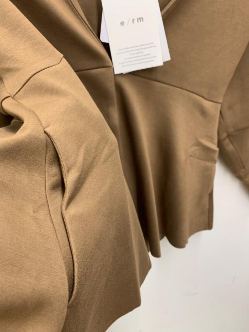 e/rm（イーアールエム）e/rm (イーアールエム) 半袖ワンピース ブラウン サイズ:free 未使用品の古着・服飾アイテム