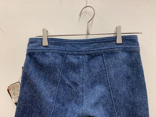 LEVI'S（リーバイス）LEVI'S (リーバイス) フレアデニムパンツ ネイビー サイズ:28 未使用品の古着・服飾アイテム
