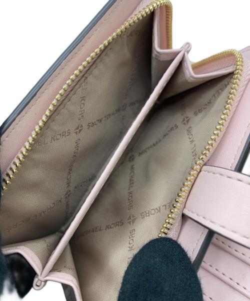 MICHAEL KORS（マイケル・コース）MICHAEL KORS (マイケル・コース) 2つ折り財布 ピンク×ホワイトの古着・服飾アイテム
