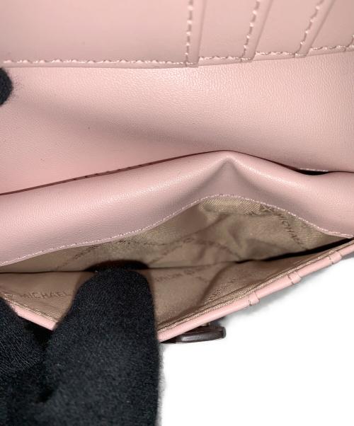MICHAEL KORS（マイケル・コース）MICHAEL KORS (マイケル・コース) 2つ折り財布 ピンク×ホワイトの古着・服飾アイテム