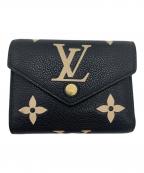 LOUIS VUITTONルイ ヴィトン）の古着「3つ折り財布　ポルトフォイユ･ヴィクトリーヌ」｜ブラック×ベージュ