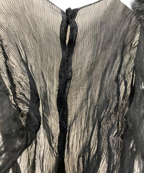 ISSEY MIYAKE（イッセイミヤケ）ISSEY MIYAKE (イッセイミヤケ) シフォンツイストラウンドネックカーディガン ブラック サイズ:2の古着・服飾アイテム