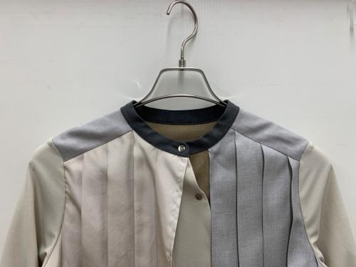 UNITED TOKYO（ユナイテッドトーキョー）UNITED TOKYO (ユナイテッドトーキョー) スライドフロントプリーツブラウス ベージュ×ブラウン サイズ:Sの古着・服飾アイテム